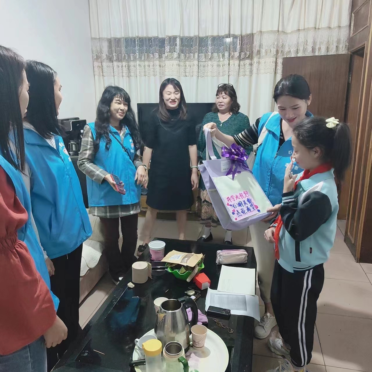 為轄區(qū)留守兒童送去“開學(xué)大禮包”，.jpg